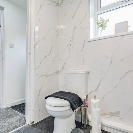 Stylish & Vibrant 2 Bedroom בית נופש מנצ'סטר