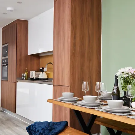 Сasa de vacaciones Stylish 5-bedroom Retreat Sleeps 9 By Purestay *