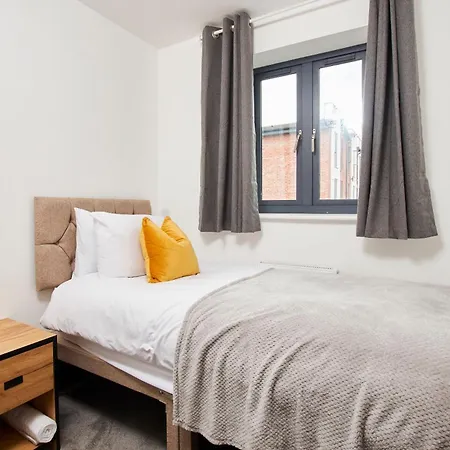 Stylish 5-bedroom Retreat Sleeps 9 By Purestay Manchester