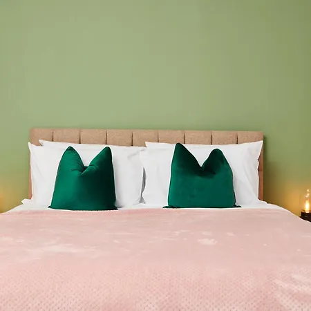 Stylish 5-bedroom Retreat Sleeps 9 By Purestay