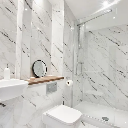 Сasa de vacaciones Stylish 5-bedroom Retreat Sleeps 9 By Purestay *