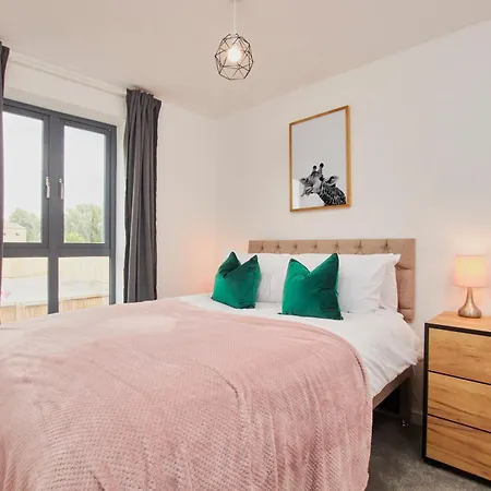 Stylish 5-bedroom Retreat Sleeps 9 By Purestay Manchester