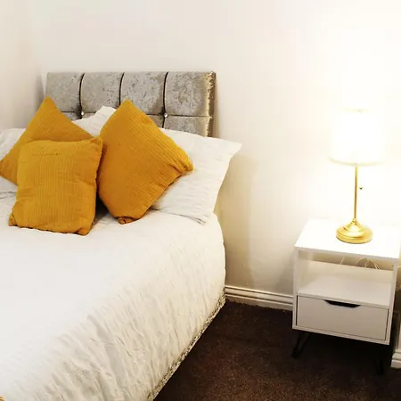 Cosy Spacious 4 Bedroom Town House With Shared Bathrooms, Living Space, Kitchen And Garden Apartmán Manchester