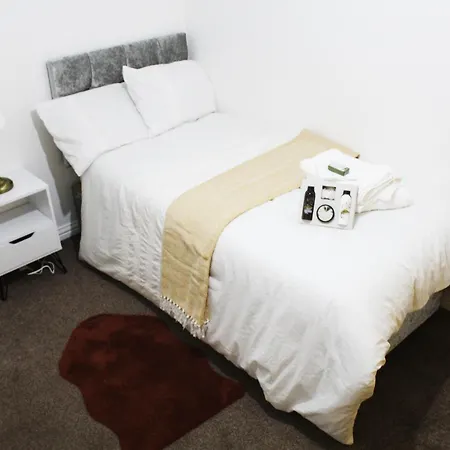Lägenhet Cosy Spacious 4 Bedroom Town House With Shared Bathrooms, Living Space, Kitchen And Garden Manchester