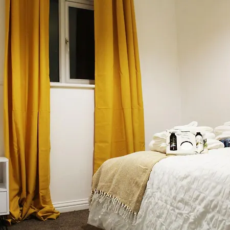 Apartmán Cosy Spacious 4 Bedroom Town House With Shared Bathrooms, Living Space, Kitchen And Garden Manchester