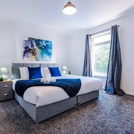 Cosy & Bright 2 Bedroom House *