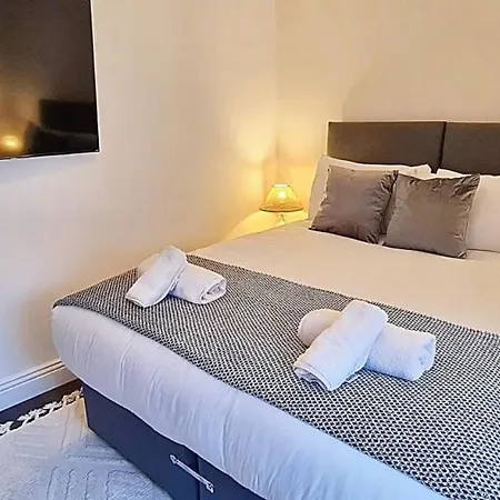 Stunning Luxury Spacious - 5 Bedrooms - Rest & Recharge In *