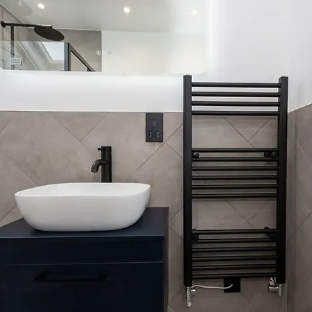 Stunning Luxury Spacious - 5 Bedrooms - Rest & Recharge In *