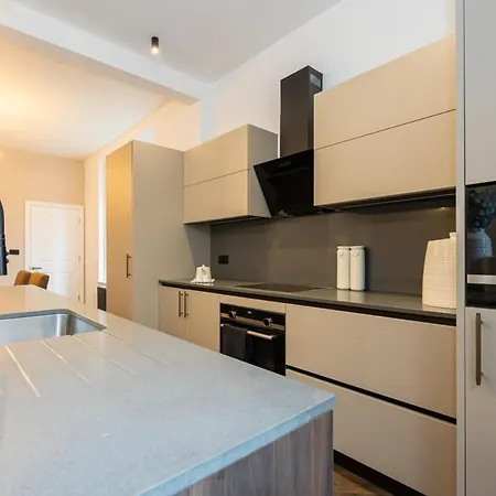 Stunning Luxury Spacious - 5 Bedrooms - Rest & Recharge In * Manchester