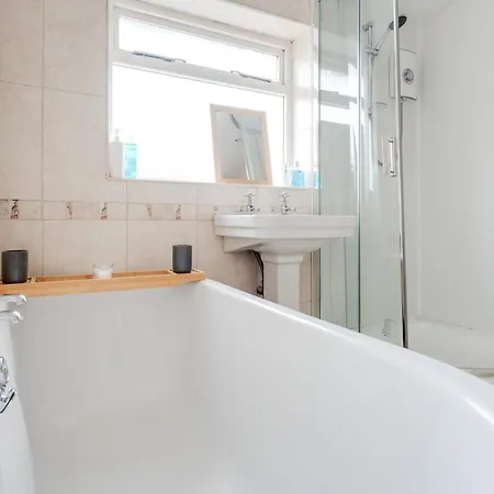 Elegant 3-bedroom Retreat Free Parking Keenzchillz Μάντσεστερ