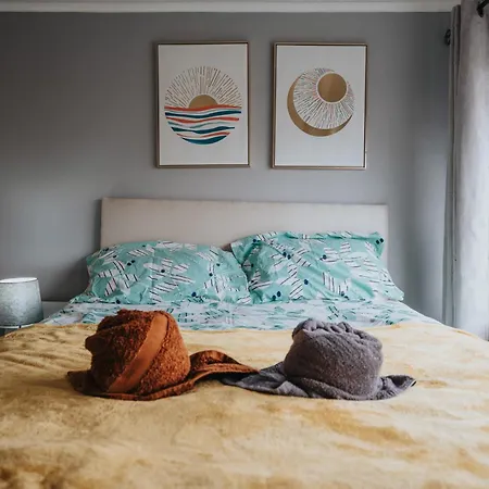 Διαμέρισμα Elegant 3-bedroom Retreat Free Parking Keenzchillz