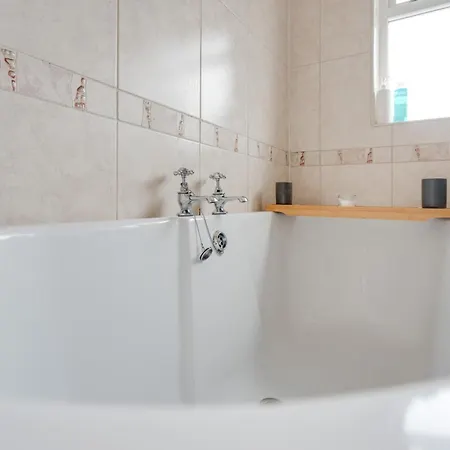 Διαμέρισμα Elegant 3-bedroom Retreat Free Parking Keenzchillz *