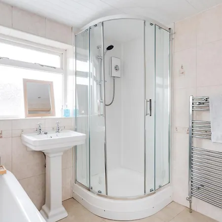 Elegant 3-bedroom Retreat Free Parking Keenzchillz