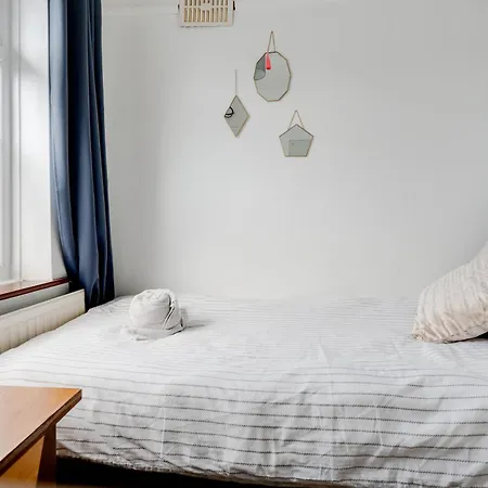 Apartment Elegant 3-bedroom Retreat Free Parking Keenzchillz *