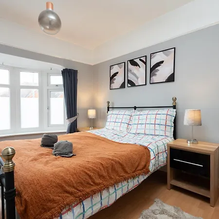 Apartment Elegant 3-bedroom Retreat Free Parking Keenzchillz *