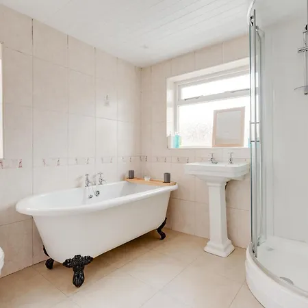 Elegant 3-bedroom Retreat Free Parking Keenzchillz *