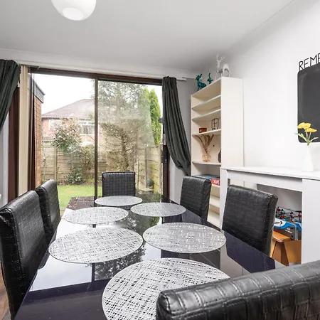 Elegant 3-bedroom Retreat Free Parking Keenzchillz