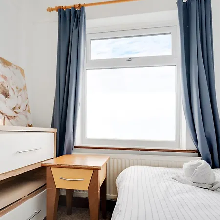 Apartment Elegant 3-bedroom Retreat Free Parking Keenzchillz