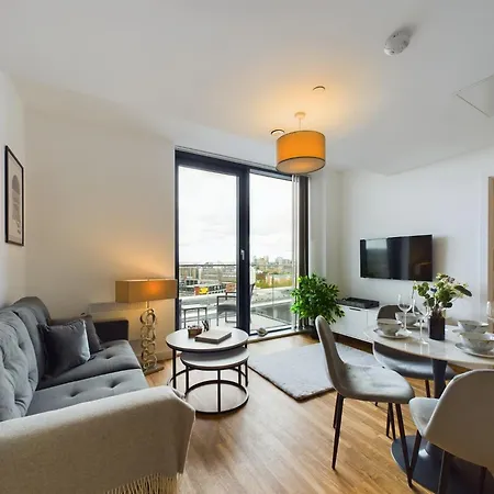 New! 2 Bedroom Flat In Waters By With Us, Perfect For Families, Couples & Groups, Free Private Parking!