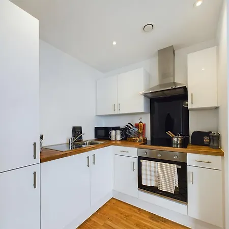 New! 2 Bedroom Flat In Waters By With Us, Perfect For Families, Couples & Groups, Free Private Parking! דירה