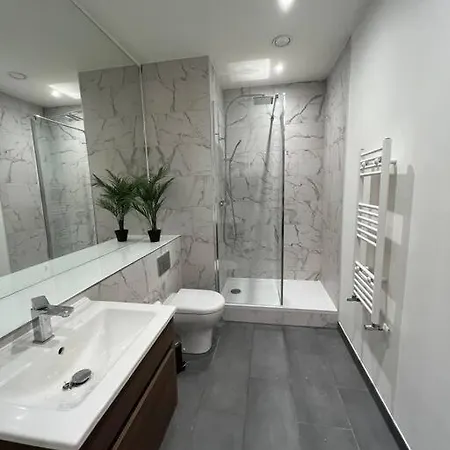Apartmán Stunning City Haven With Lake View
