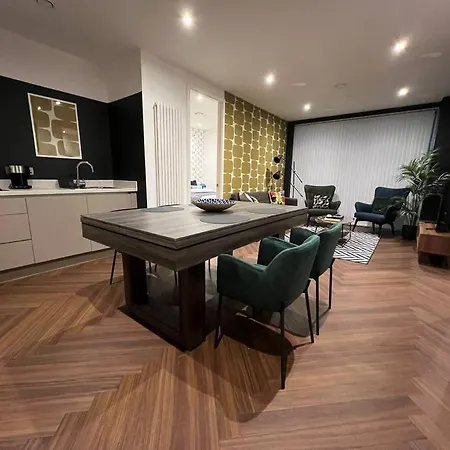 Stunning City Haven With Lake View Apartmán