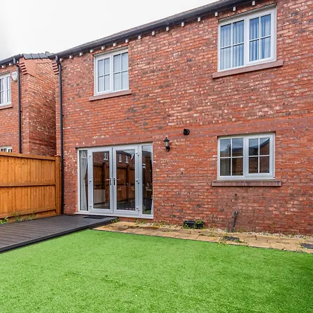 Boutique 4-bed House In - Games