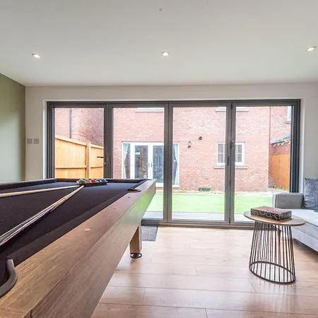Boutique 4-bed House In - Games