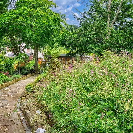 Garden In Hidden Oasis Pass The Keys * 맨체스터