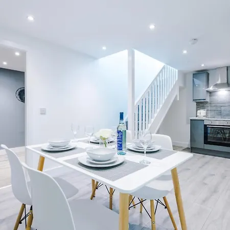 Brand New 1 & 2 Bed Flats Next To Eccles Station Μάντσεστερ