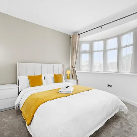 Entire Modern & Spacious 3bdr In Right Next To Coop Live & Ethiad