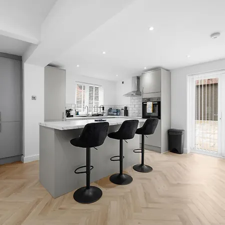 Entire Modern & Spacious 3bdr In Right Next To Coop Live & Ethiad * Mánchester