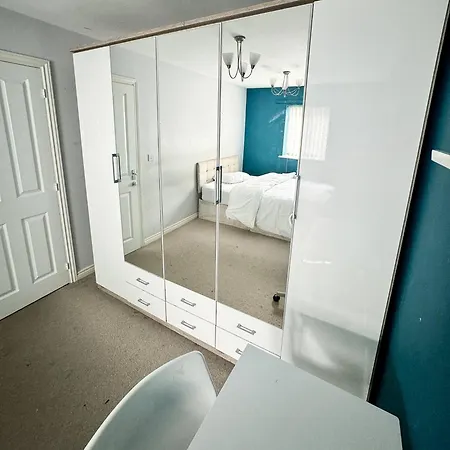 Spacious 3 Bed With Complimentary Parking Apartament *