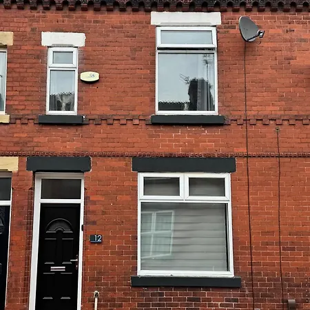 Superbly Located Terraced House Holiday home *
