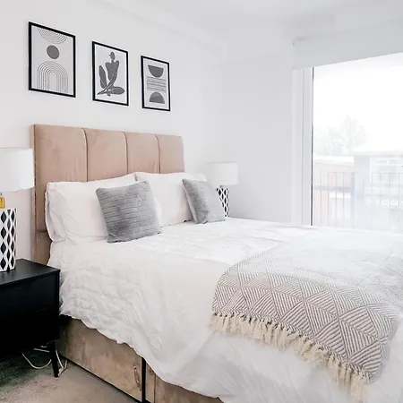 Luxury 2-Bed Apartment In Salford Quays 10 Min To Manchester & Mediacity *