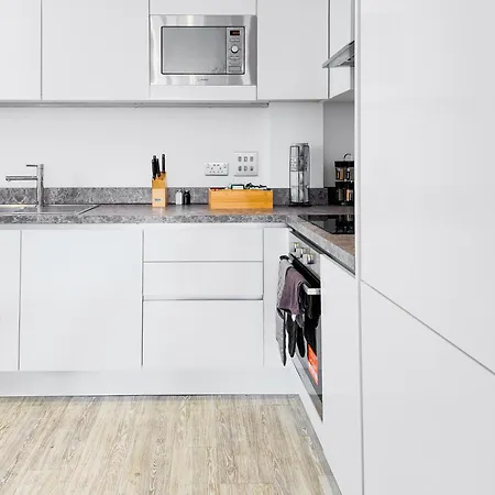 Luxury 2-Bed Apartment In Salford Quays 10 Min To Manchester & Mediacity *