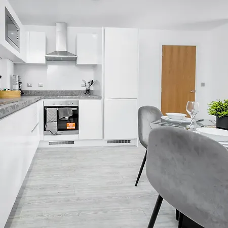 Luxury 2-Bed Apartment In Salford Quays 10 Min To Manchester & Mediacity * Manchester
