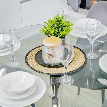 Luxury 2-Bed Apartment In Salford Quays 10 Min To Manchester & Mediacity *