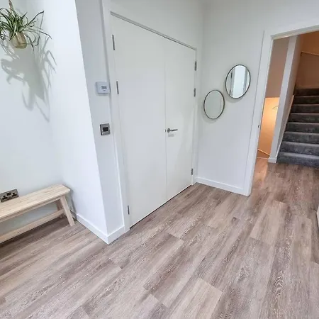 Stunning 4-bedroom Townhouse With Free Parking Manchester