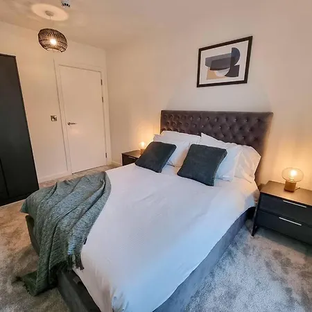 Stunning 4-bedroom Townhouse With Free Parking