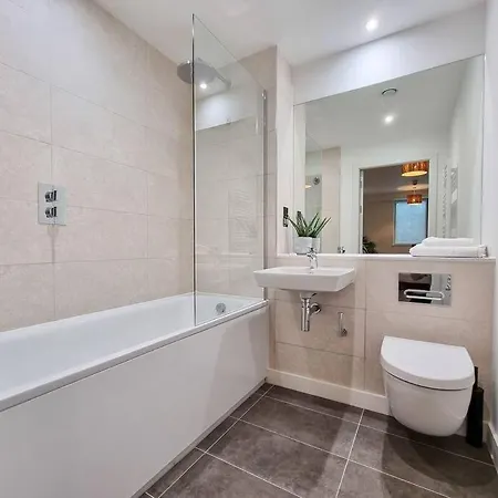 Stunning 4-bedroom Townhouse With Free Parking