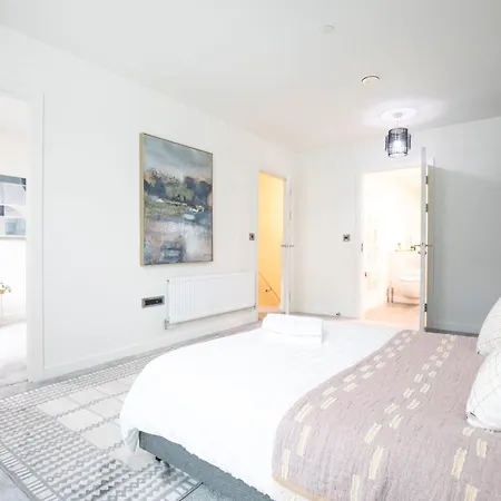 Luxury Free Parking Townhouse