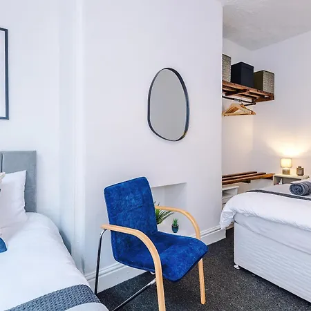 Modern 3-bed House In Manchester, Ideal For Long Stays, Free Parking, Centre - Sleeps Upto 8 People Σπίτι διακοπών