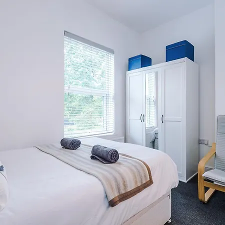 Modern 3-bed House In Manchester, Ideal For Long Stays, Free Parking, Centre - Sleeps Upto 8 People * Μάντσεστερ