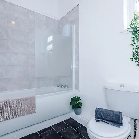 Modern 3-bed House In Manchester, Ideal For Long Stays, Free Parking, Centre - Sleeps Upto 8 People Σπίτι διακοπών