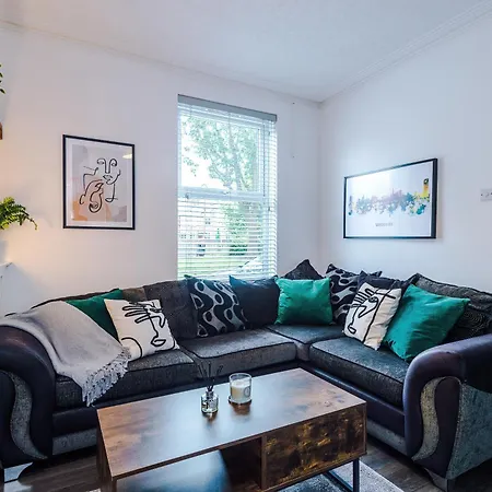 Modern 3-bed House In Manchester, Ideal For Long Stays, Free Parking, Centre - Sleeps Upto 8 People *