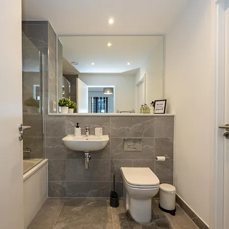 Royal Ebony By Asquare Lettings * Manchester