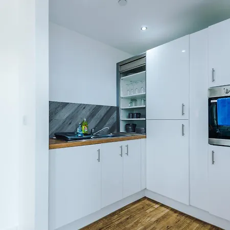 Lux Livin' - Luxury 2 Bed With Skyline View & 24 Hour Gym דירה *