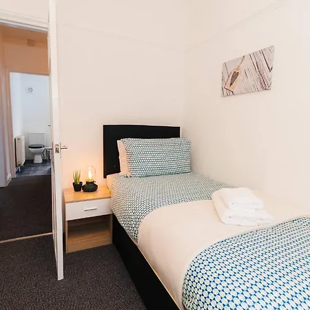 Sleek Shared Abode Sleeps For 2 Guests Apartament Manchester