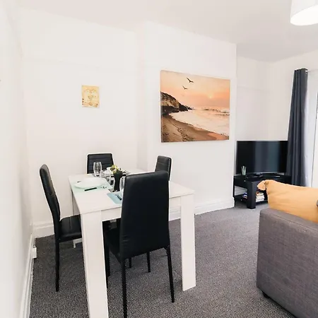 Sleek Shared Abode Sleeps For 2 Guests Apartment